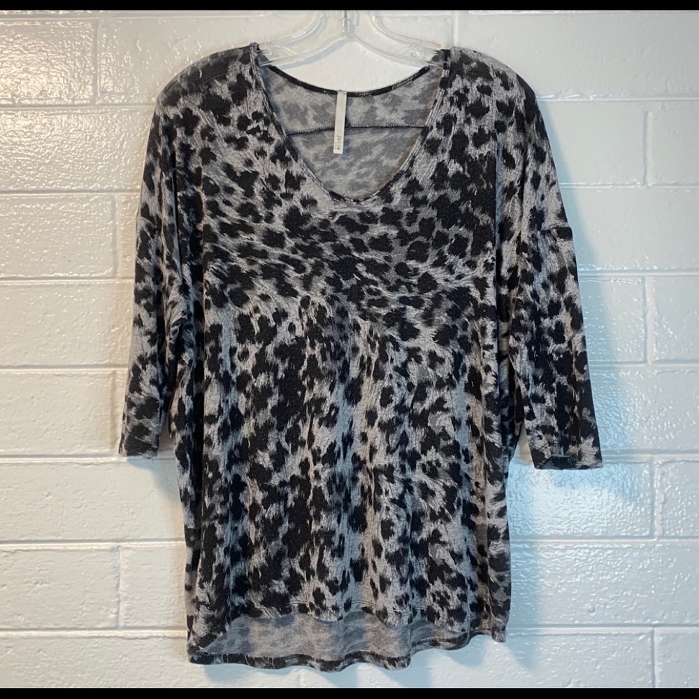 JOLIE animal print knit top EUC size L Fun & feminine